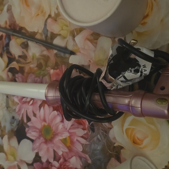 Pastel Pink Graduated Curling Wand - Picture 3 of 3